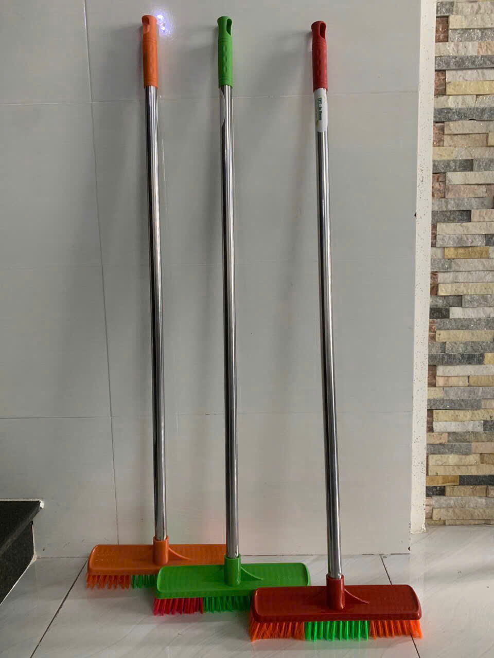 Chổi nhựa quét nước và rác cho gia đình